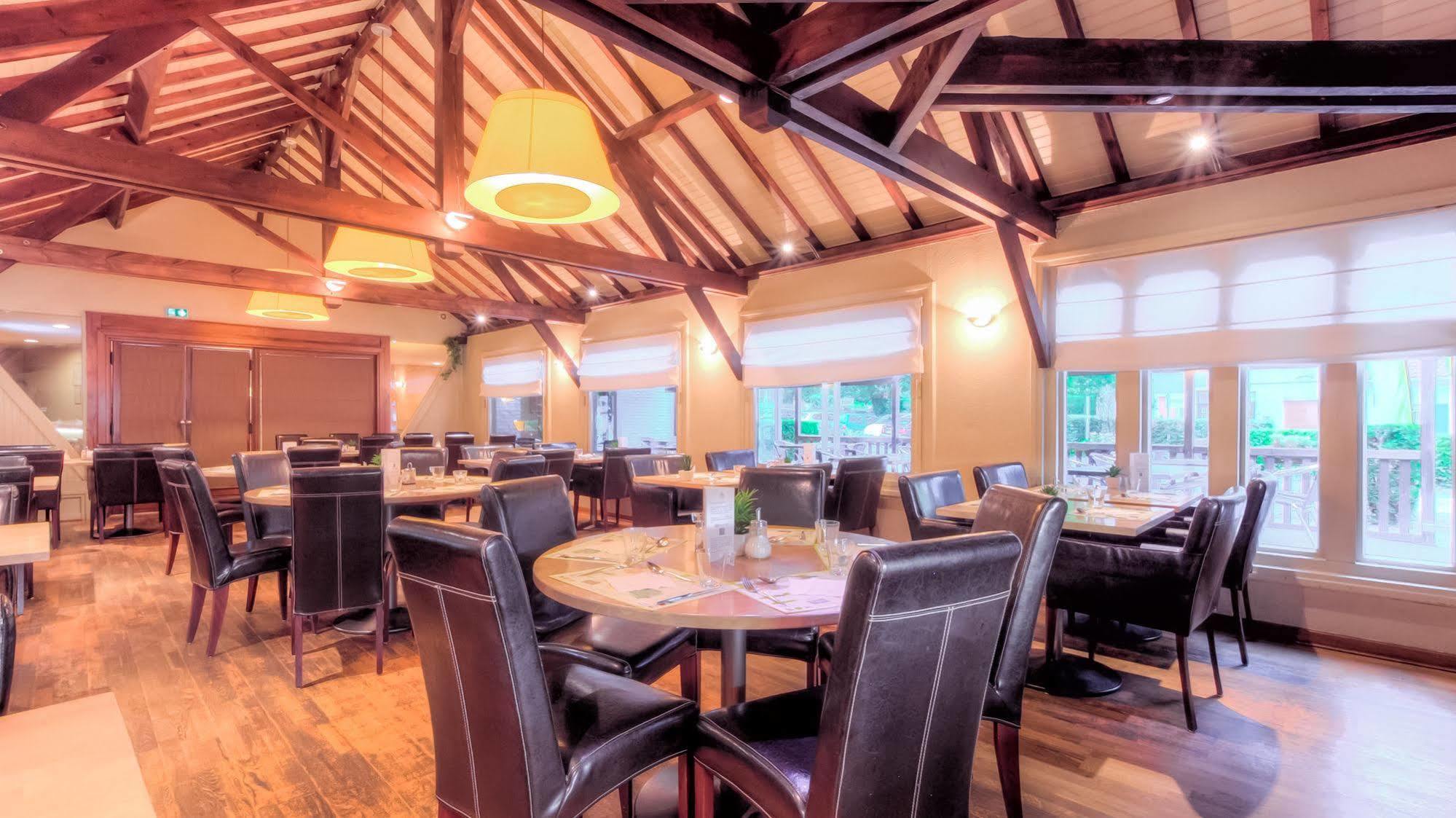 Logis Restaurant Des Acacias Lille En Ferrain 3*